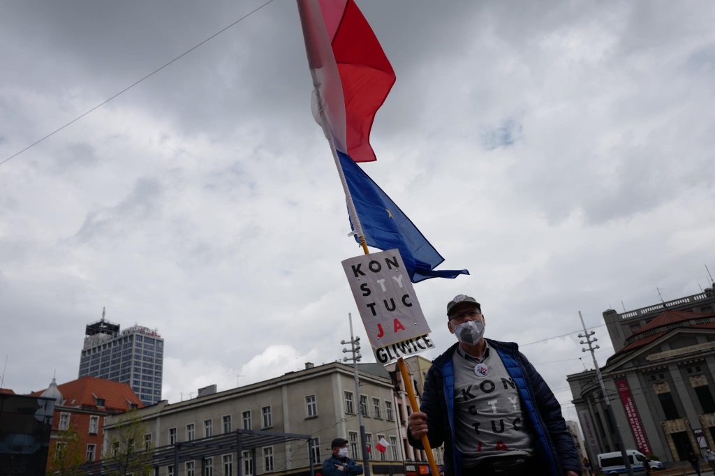 Katowice: Protest przeciwko wyborom korespondencyjnym pod Skarbkiem. Przyjechała policja  zdjęcia: Paweł Jędrusik Fotografia
