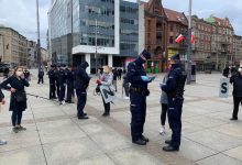 Katowice: Protest przeciwko wyborom korespondencyjnym pod Skarbkiem. Przyjechała policja zdjęcia: Paweł Jędrusik Fotografia