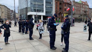 Katowice: Protest przeciwko wyborom korespondencyjnym pod Skarbkiem. Przyjechała policja zdjęcia: Paweł Jędrusik Fotografia