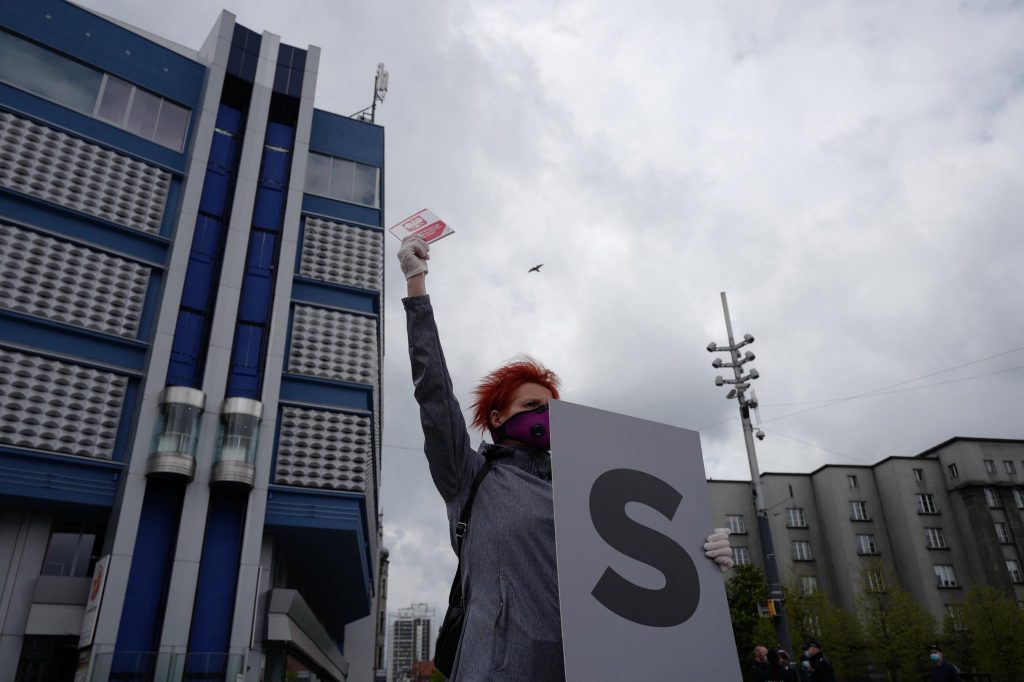 Katowice: Protest przeciwko wyborom korespondencyjnym pod Skarbkiem. Przyjechała policja  zdjęcia: Paweł Jędrusik Fotografia