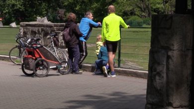 Mimo że nie trzeba, wiele osób nadal nosi maseczki [WIDEO]