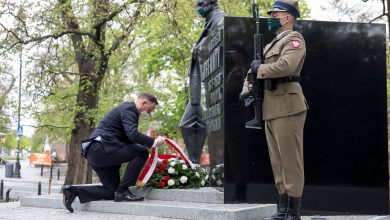 Prezydent Andrzej Duda złożył kwiaty pod pomnikiem Wojciecha Korfantego. Fot. Krzysztof Sitkowski/Prezydent.pl