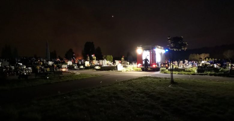 Nietypowy pożar w Jaworznie. Zapalił się... grób. Fot. Jaw.pl