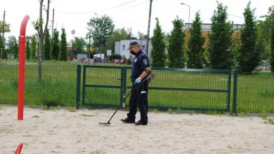 Rybnik: Strażnik miejski chodzi po mieście z wykrywaczem metali