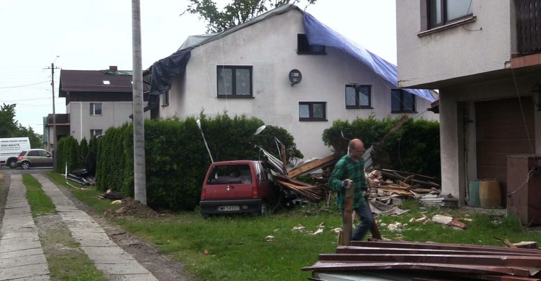 Trąba powietrzna w Kaniowie zniszczyła lub całkowicie zerwała 17 dachów na budynkach mieszkalnych i uszkodziła dwa budynki gospodarcze