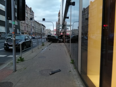 Groźny wypadek w Katowicach! We wtorek, 2 czerwca wieczorem, samochód osobowy wbił się w Galerię Katowicką! Kierowca Audi jest ranny!