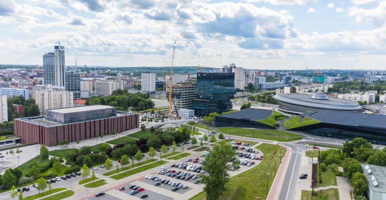 Trwa budowa najwyższego budynku w Katowicach. W górnej części konstrukcji pojawiły się czarne panele [ZDJĘCIA] (fot. facebook/biutowceKTW)