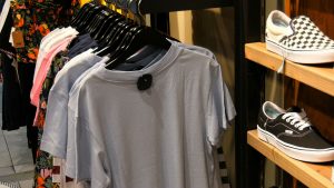 Sklepy odnotowują cykliczny wzrost sprzedaży. Mimo, że np. do małych butików odzieżowych mogą naraz wejść tylko dwie, trzy osoby, towar jest dalej w cenie, a sprzedawcy wracają do obrotów, które występowały przed pandemia COVID-19
