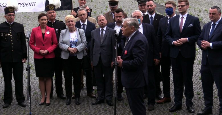 Przed pomnikiem Powstańców Śląskich w Katowicach zaprezentowano Honorowy Komitet Poparcia Andrzeja Dudy