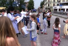 Uczniowie Alternatywnej Szkoły Podstawowej w Cieszynie zakończyli rok szkolny na Moście Przyjaźni bo kilkoro z nich mieszka w czeskim Cieszynie