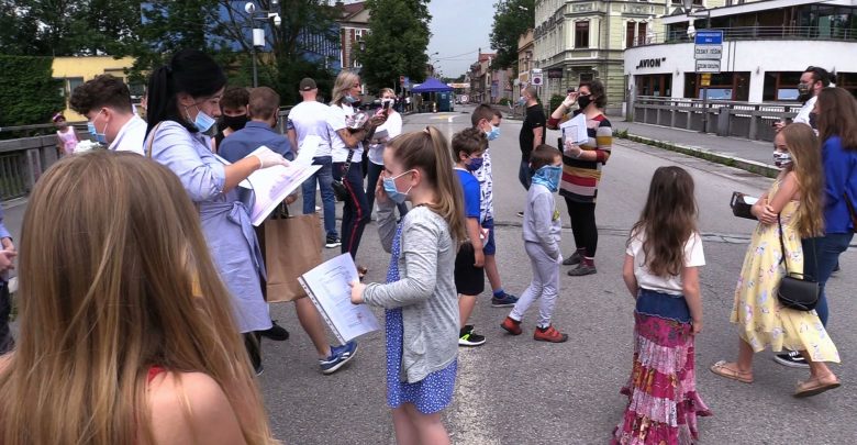 Uczniowie Alternatywnej Szkoły Podstawowej w Cieszynie zakończyli rok szkolny na Moście Przyjaźni bo kilkoro z nich mieszka w czeskim Cieszynie
