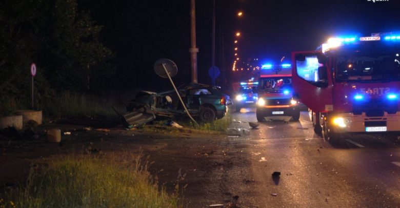 Będzin: Wypadł z drogi i uderzył w latarnię. Kierowca mazdy i jego pasażerka nie żyją (fot.KPP Będzin)