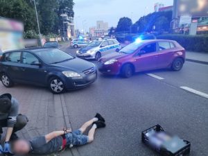 Dramatyczne sceny w centrum Katowic! Policjanci po cywilu usiłowali zatrzymać pędzące 100 km/h przez tunel pod katowickim Rondem auto