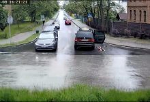 Śląskie: Małe dziecko wypadło z jadącego auta. Cud, że nie doszło do tragedii (fot.Śląska Policja)