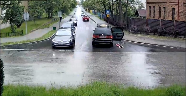 Śląskie: Małe dziecko wypadło z jadącego auta. Cud, że nie doszło do tragedii (fot.Śląska Policja)