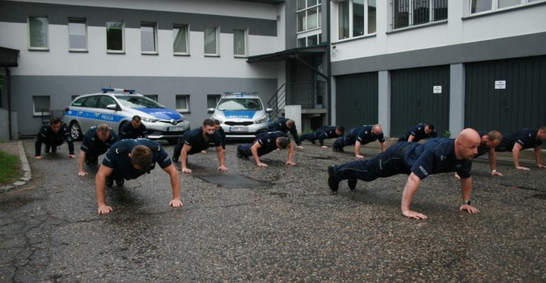 "Pompują" dla Wojtusia. Policjanci z Tychów w #GaszynChallenge (fot.KMP Tychy)