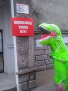 Ruda Śląska: Zagłosował w wyborach w kostiumie dinozaura i wszystko nagrał! (fot.Dino z Bykowino)