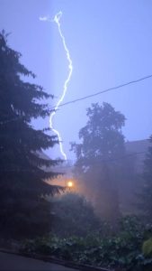 Silne burze przechodzą nad Śląskiem w piątek, 28 czerwca. Niestety - meteorolodzy się nie pomylili i ostrzeżenie okazało się trafne