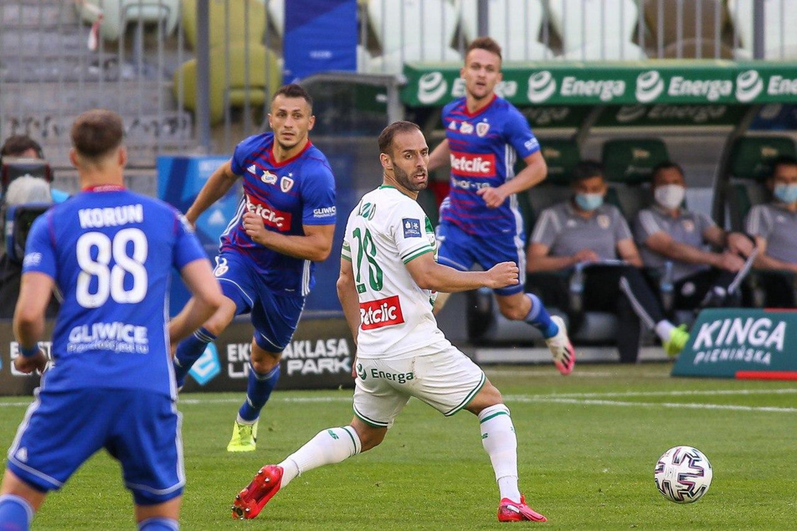 Piast przegrał po zaciętym meczu z Lechią Gdańsk 0-1 i mocno skomplikował sobie sytuację w ciasnej czołówce grupy mistrzowskiej piłkarskiej ekstraklasy (fot.Piast Gliwice)