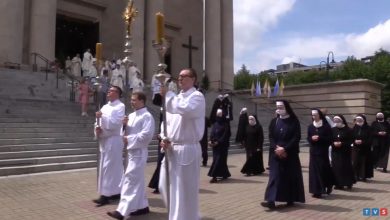 Boże Ciało w czasie epidemii: Skromna procesja w Katowicach i normalna procesja w Sosnowcu [WIDEO]