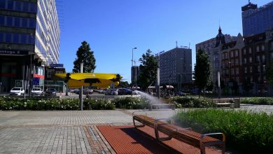 Dron zdezynfekował ławki na katowickim Rynku. Wykorzystanie bezzałogowych statków powietrznych jest coraz bardziej popularne