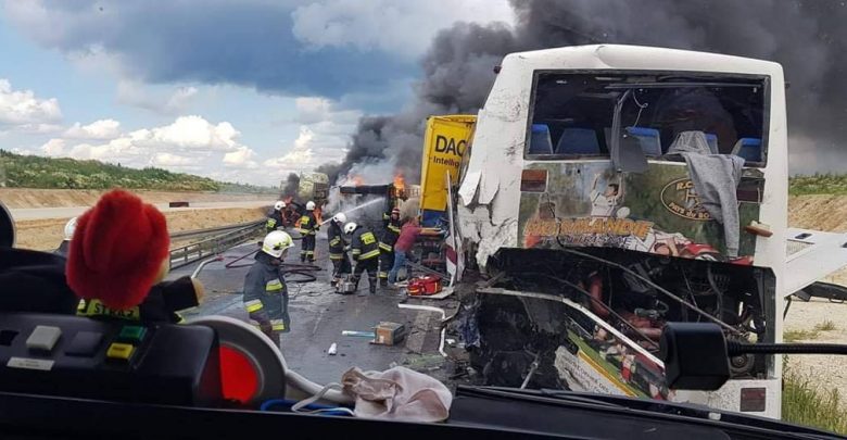Koszmarny wypadek na DK1 za Częstochową! Ciężarówka