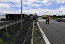 Ogromny korek utworzył się na autostradzie A4 po tym, jak w Gliwicach tuż przed bramkami wywrócił się TIR z węglem. Węgiel wysypał się na jezdnię, całkowicie blokując ruch w tym rejonie (fot.Paweł Smalcerz)