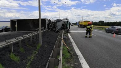 Ogromny korek utworzył się na autostradzie A4 po tym, jak w Gliwicach tuż przed bramkami wywrócił się TIR z węglem. Węgiel wysypał się na jezdnię, całkowicie blokując ruch w tym rejonie (fot.Paweł Smalcerz)