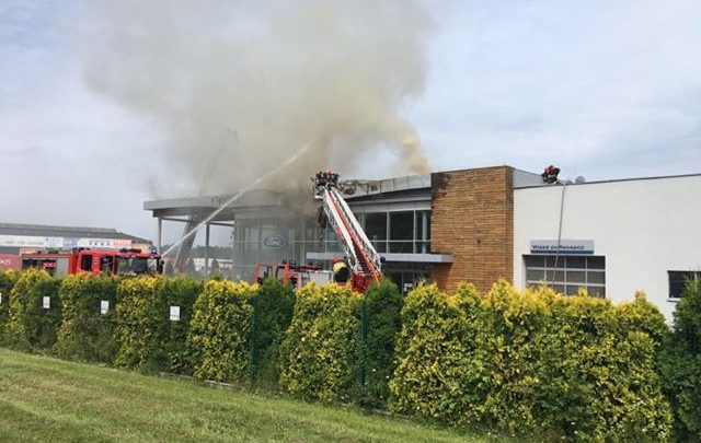 Groźny pożar salonu samochodowego w Mysłowicach. Strażacy opanowali już ogień w salonie Forda (fot.alarm@tvs.pl)