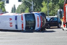 Wypadek karetki pogotowia w Jaworznie! Przewrócona karetka leży na drodze (foto.Z.Abramczyk)