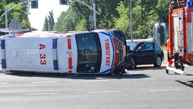 Wypadek karetki pogotowia w Jaworznie! Przewrócona karetka leży na drodze (foto.Z.Abramczyk)