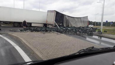 Groźny, a na pewno spektakularnie wyglądający wypadek w Żorach! Na drogę wojewódzką nr 935 z ciężarówki niczym ulęgałki wysypały się butelki piwa! (foto.Ewa Stopnicka)