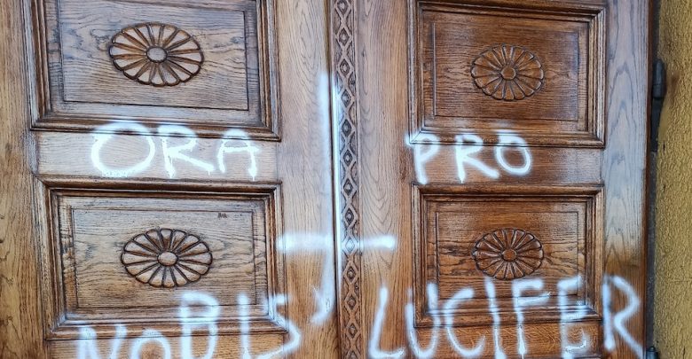 "Módl się za nami Lucyferze" - satanistyczne symbole na drzwiach kościoła w Goleszowie
