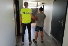 Ukradł z grobu 180 róż i obdarował nimi koleżanki. 20-letniemu romantykowi grozi 8 lat więzienia (fot.KPP w Poddębicach)