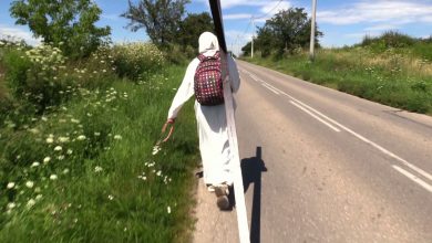 Pielgrzym idzie przez Polskę z ogromnym krzyżem! Dotarł do woj.śląskiego