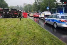 Poważne utrudnienia w Bielsku-Białej. Samochód ciężarowy przewrócił się na osobówkę [OBJAZDY] (fot.Śląska Policja)
