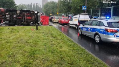 Poważne utrudnienia w Bielsku-Białej. Samochód ciężarowy przewrócił się na osobówkę [OBJAZDY] (fot.Śląska Policja)