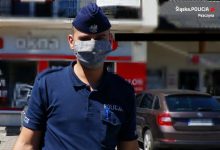 Śląskie: Policjanci kontrolują, czy klienci sklepów stosują się do obowiązku noszenia maseczek (fot.KPP Pszczyna)