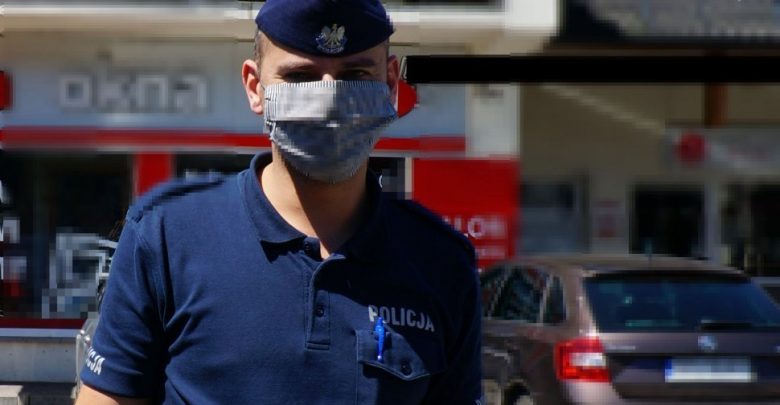 Śląskie: Policjanci kontrolują, czy klienci sklepów stosują się do obowiązku noszenia maseczek (fot.KPP Pszczyna)