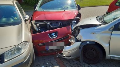 Przejechała przez chodnik i uderzyła w zaparkowane samochody. Prawo jazdy ma od dwóch tygodni (fot. Policja Lubelska)