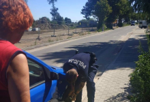 W związku z tym, że kierującą była 77- letnia kobieta, mundurowi założyli w jej pojeździe koło zapasowe i tym samym umożliwili dalszą podróż (fot.policja.pl)