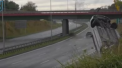 Czegoś takiego na tak zwanym zakręcie mistrzów na Drogowej Trasie Średnicowej w Rudzie Śląskiego nie widziano od dawna. Peugeot, który wyleciał z drogi, pofrunął w powietrzu, jakby nie obowiązywała go grawitacja (foto.youtube.com/ Business Control MONITORING)