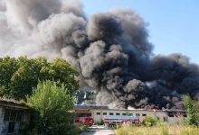 Śląskie: Potężny pożar trawił fabrykę płyt pilśniowych! Z ogniem walczyło 16 zastępów strażaków (fot.zawiercie112.pl)