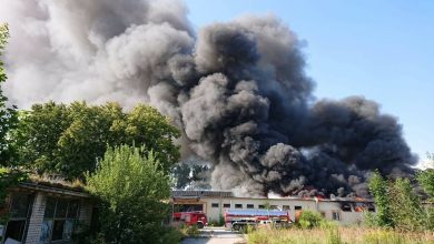 Śląskie: Potężny pożar trawił fabrykę płyt pilśniowych! Z ogniem walczyło 16 zastępów strażaków (fot.zawiercie112.pl)