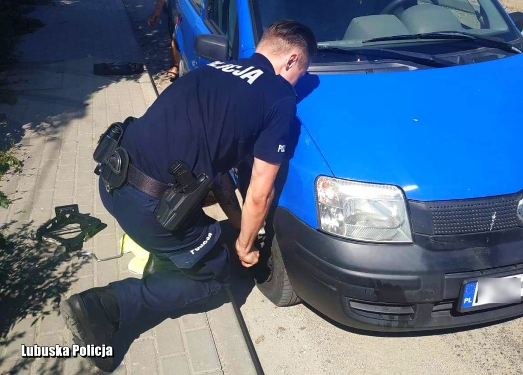 Podnieśli lewarkiem Fiata, zdjęli niesprawne koło i założyli „zapasówkę” (fot.policja.pl)