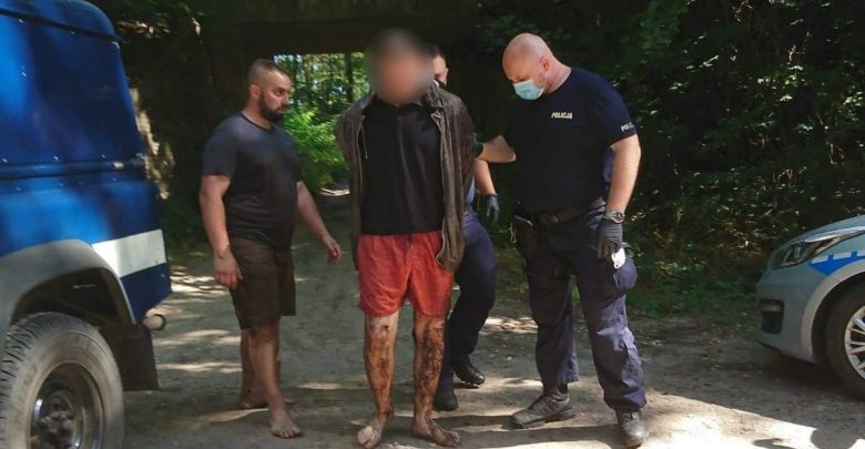 Mężczyzna topił się w bagnie. Uratował go policjant (fot.policja.pl)
