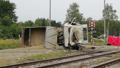 Zderzenie ciężarówki z pociągiem. Kierowca zginął na miejscu (fot.Policja Podkarpacka)