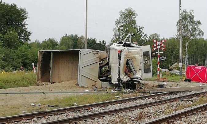 Zderzenie ciężarówki z pociągiem. Kierowca zginął na miejscu (fot.Policja Podkarpacka)