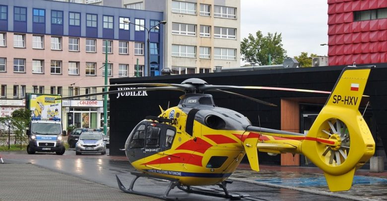 Niesamowita akcja w samym centrum Tychów. Nieopodal CH Azet lądował helikopter Lotniczego Pogotowia Ratunkowego (fot.www.112tychy.pl)