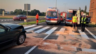 O krok od tragedii w Mikołowie! Samochód uderzył w kobietę i trójkę dzieci na "pasach" (fot. KMP Mikołów)